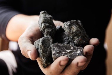 Adam elini tutarak kömür. kömür madenciliği.