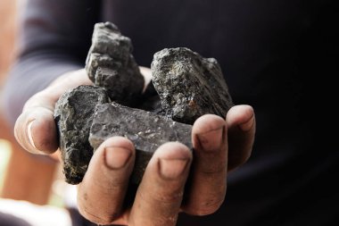 Adam elini tutarak kömür. kömür madenciliği.