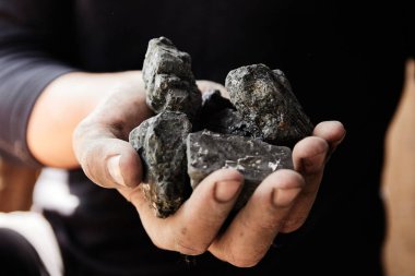 Adam elini tutarak kömür. kömür madenciliği.