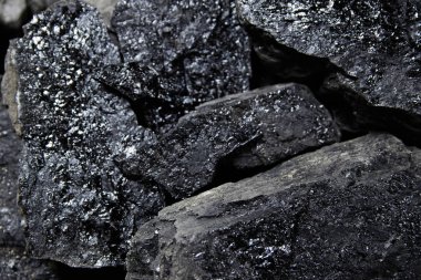Siyah kömür yığını kapat. Kömür madenciliği