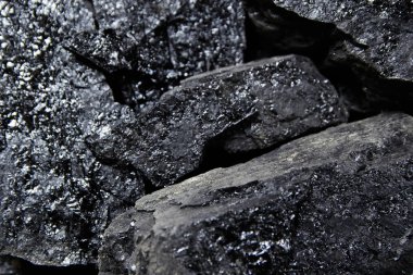 Siyah kömür yığını kapat. Kömür madenciliği