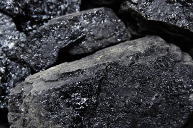 Siyah kömür yığını kapat. Kömür madenciliği