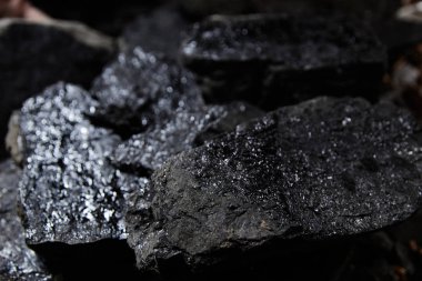 Siyah kömür yığını kapat. Kömür madenciliği