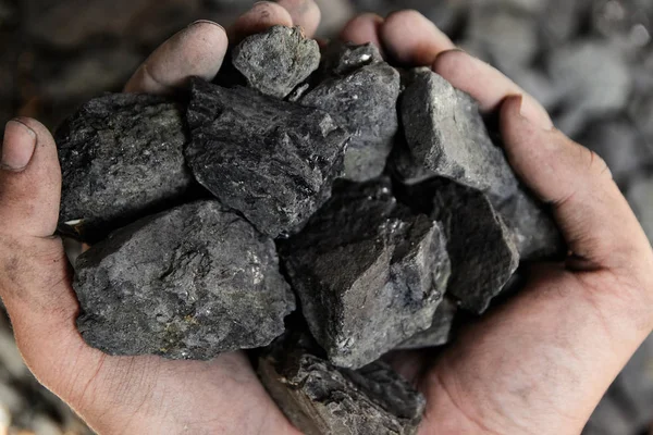 Mineiro Carvão Nas Mãos Homem Fundo Carvão Mineração Carvão Fonte — Fotografia de Stock