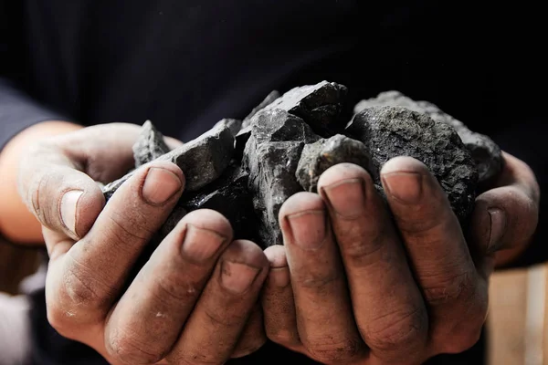 Madenci kömür arka plan adam elinde. Kömür madenciliği veya enerji kaynağı, çevre koruma. Endüstriyel kömürler. Volkanik kayalar.
