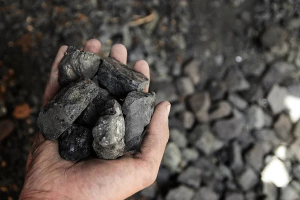 Mann Hält Kohle Der Hand Kohlebergbau — Stockfoto