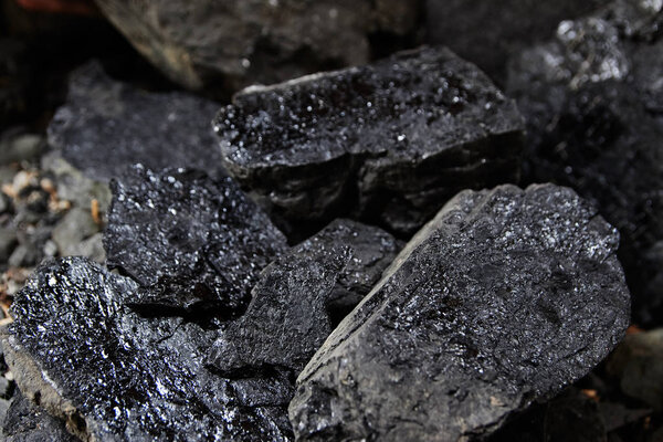 Крупным планом черного угля. Добыча угля
