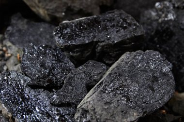 Siyah kömür yığını kapat. Kömür madenciliği