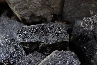 Siyah kömür yığını kapat. Kömür madenciliği