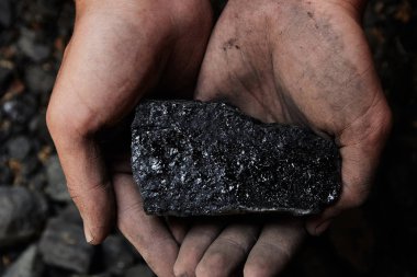 Madenci kömür arka plan adam elinde. Kömür madenciliği veya enerji kaynağı, çevre koruma. Endüstriyel kömürler. Volkanik kayalar.