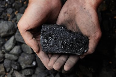 Madenci kömür arka plan adam elinde. Kömür madenciliği veya enerji kaynağı, çevre koruma. Endüstriyel kömürler. Volkanik kayalar.