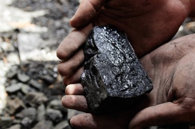 Madenci kömür arka plan adam elinde. Kömür madenciliği veya enerji kaynağı, çevre koruma. Endüstriyel kömürler. Volkanik kayalar.