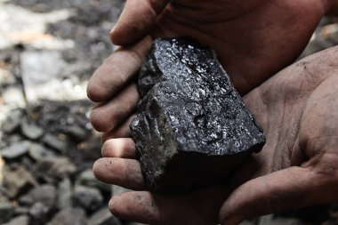 Madenci kömür arka plan adam elinde. Kömür madenciliği veya enerji kaynağı, çevre koruma. Endüstriyel kömürler. Volkanik kayalar.