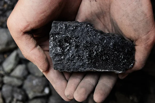 Kohlebergmann Den Händen Der Menschen Mit Kohle Hintergrund Kohlebergbau Oder — Stockfoto