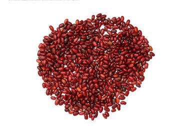 Yığın kırmızı börülce, beyaz arka plan üzerinde izole fasulye konserve