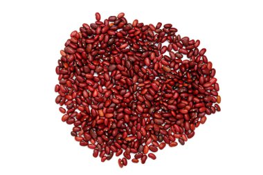 Yığın kırmızı börülce, beyaz arka plan üzerinde izole fasulye konserve