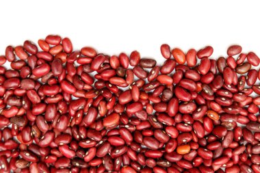 Yığın kırmızı börülce, beyaz arka plan üzerinde izole fasulye konserve