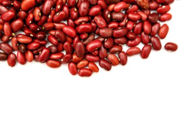 Yığın kırmızı börülce, beyaz arka plan üzerinde izole fasulye konserve