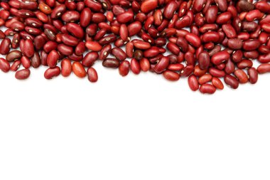 Yığın kırmızı börülce, beyaz arka plan üzerinde izole fasulye konserve