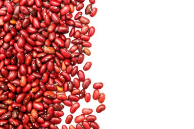 Yığın kırmızı börülce, beyaz arka plan üzerinde izole fasulye konserve