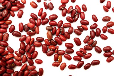 Yığın kırmızı börülce, beyaz arka plan üzerinde izole fasulye konserve