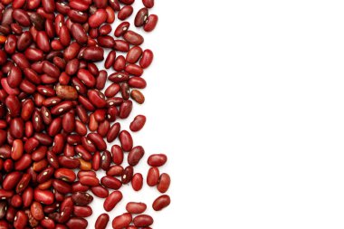 Yığın kırmızı börülce, beyaz arka plan üzerinde izole fasulye konserve