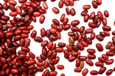 Yığın kırmızı börülce, beyaz arka plan üzerinde izole fasulye konserve