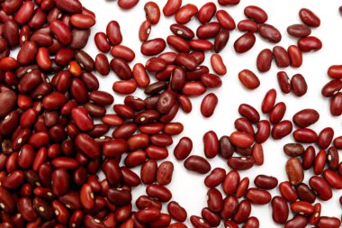 Yığın kırmızı börülce, beyaz arka plan üzerinde izole fasulye konserve