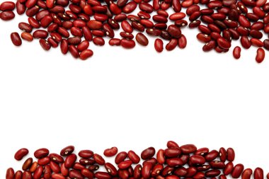 Yığın kırmızı börülce, beyaz arka plan üzerinde izole fasulye konserve