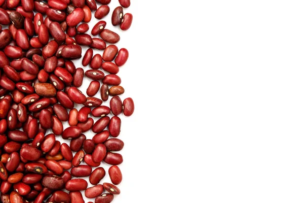 Yığın kırmızı börülce, beyaz arka plan üzerinde izole fasulye konserve