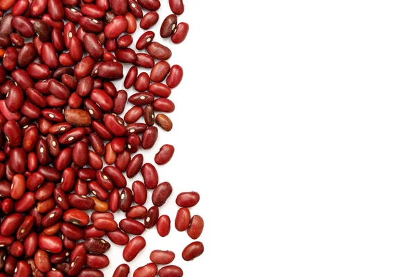 Yığın kırmızı börülce, beyaz arka plan üzerinde izole fasulye konserve