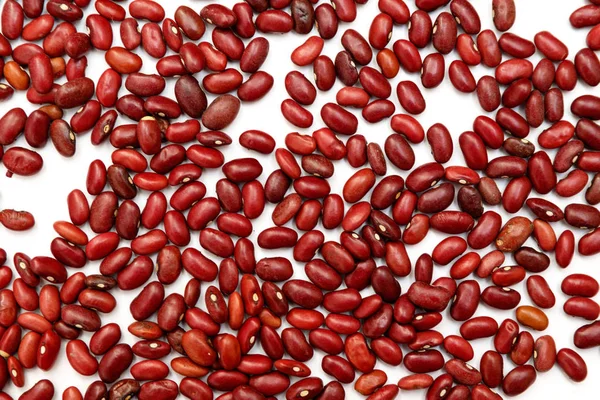 Yığın kırmızı börülce, beyaz arka plan üzerinde izole fasulye konserve