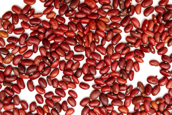 Yığın kırmızı börülce, beyaz arka plan üzerinde izole fasulye konserve