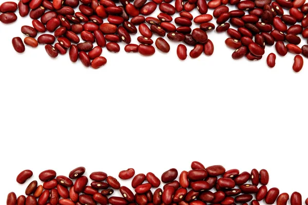 Yığın kırmızı börülce, beyaz arka plan üzerinde izole fasulye konserve