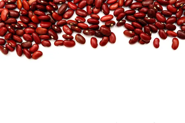 Yığın kırmızı börülce, beyaz arka plan üzerinde izole fasulye konserve
