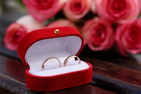 Dvě Krásné Zlaté Snubní Prsteny Červeném Poli — Stock fotografie