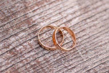 Ahşap arka plan üzerinde iki altın alyans