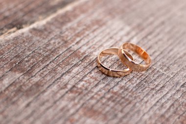 Ahşap arka plan üzerinde iki altın alyans