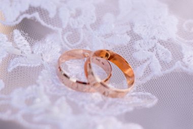 iki güzel altın alyans beyaz züppe üzerinde