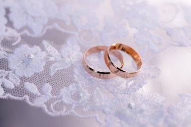 iki güzel altın alyans beyaz züppe üzerinde