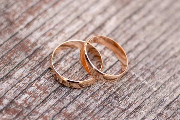 Dois Anéis Casamento Dourados Fundo Madeira — Fotografia de Stock