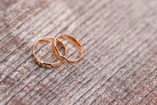 Dois Anéis Casamento Dourados Fundo Madeira — Fotografia de Stock