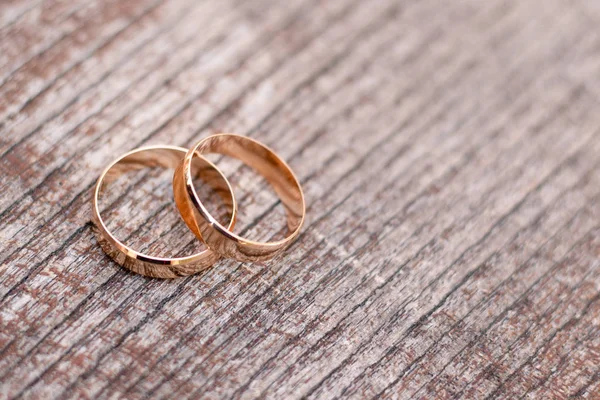 Dois Anéis Casamento Dourados Fundo Madeira — Fotografia de Stock