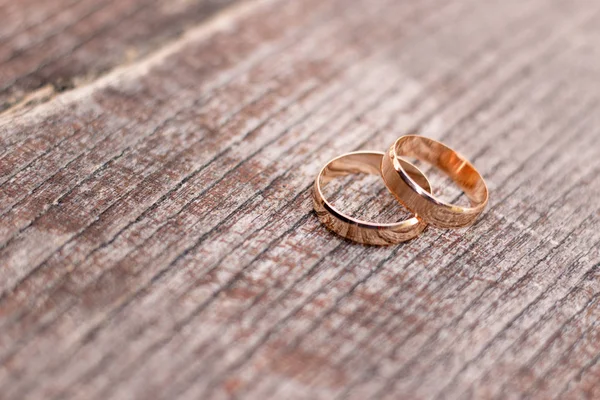 Dos Anillos Boda Dorados Sobre Fondo Madera — Foto de Stock