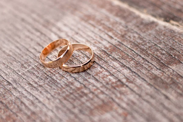 Dois Anéis Casamento Dourados Fundo Madeira — Fotografia de Stock