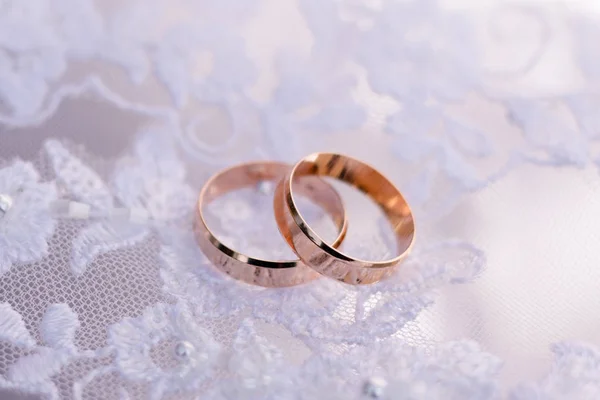 Two Beautiful Wedding Golden Rings White Fop — Stock Photo, Image