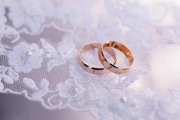 Dois Belos Anéis Ouro Casamento Fop Branco — Fotografia de Stock