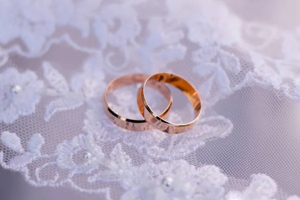 Dois Belos Anéis Ouro Casamento Fop Branco — Fotografia de Stock