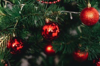 Mutlu Noeller ve mutlu yeni yıl. Bir yeni yıl arka plan ile yeni yıl süslemeleri. 