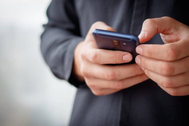 Akıllı cep telefonu kullanan bir adama yaklaş